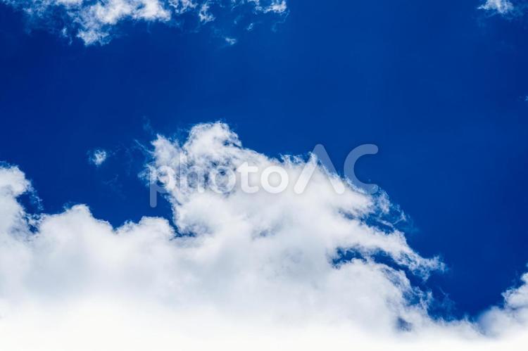 スカイブルーの夏の空と白い雲 青空,真夏,夏空の写真素材