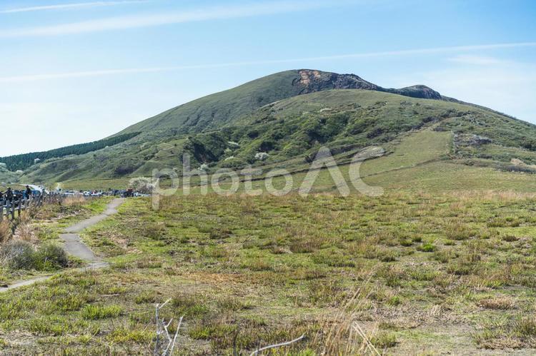 春の阿蘇山と草原を歩く人々 阿蘇山,熊本,草原の写真素材