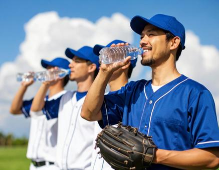 熱中症対策の給水タイム・夏の草野球練習 熱中症対策の給水タイム・夏の草野球練習の写真