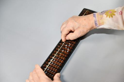 Senior woman's fingertips repelling the abacus, अबैकस, अबैकस, बहाना, JPG