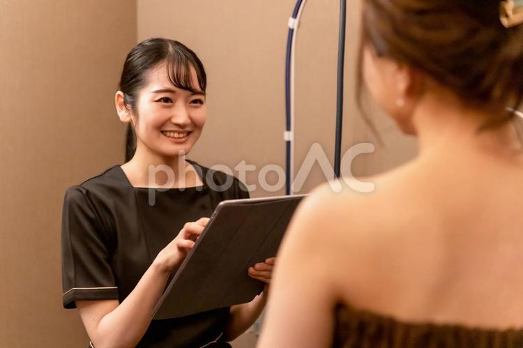 エステサロンでカウンセリングを受ける女性（相談） エステ,カウンセリング,エステサロンの写真素材