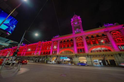 フリンダース駅全景夜のライトアップ フリンダース駅全景夜のライトアップ フリンダースストリート駅,メルボルン,オーストラリアの写真素材