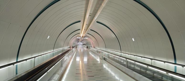 空港のモダンな動く歩道 空港のモダンな動く歩道の写真