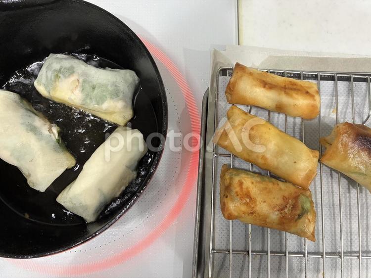春巻きを揚げる 春巻き,揚げる,揚げ始めの写真素材