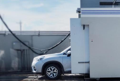 洗車機で洗車 洗車機で洗車 洗車機,洗車,車の写真素材