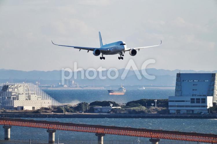 羽田空港A滑走路に着陸するA350 羽田空港,a滑走路,飛行機の写真素材