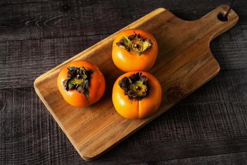 上から撮った3つの柿 上から撮った3つの柿の写真