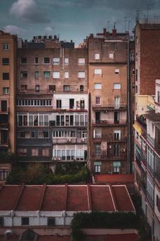 バルセロナの古びた住宅街 バルセロナの古びた住宅街 集合住宅,バルコニー,洗濯物の写真素材