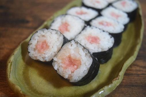 緑色の皿に盛られたネギトロ巻き寿司 緑色の皿に盛られたネギトロ巻き寿司 ネギトロ,細巻,中巻の写真素材