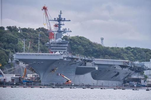 横須賀港に停泊している船 横須賀港,船,最先端の写真素材