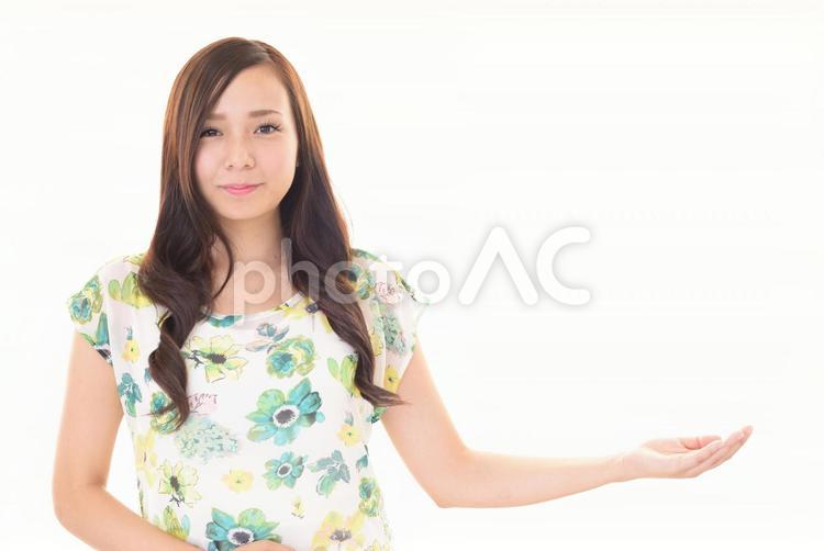 掌を見せる笑顔の女性 女性,女,笑顔の写真素材