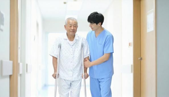 松葉杖の患者と看護師 松葉杖の患者と看護師の写真