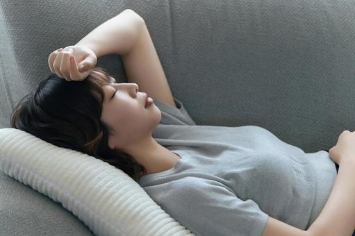 疲れてソファで休む女性 疲れてソファで休む女性 女性,ソファ,寝るの写真素材