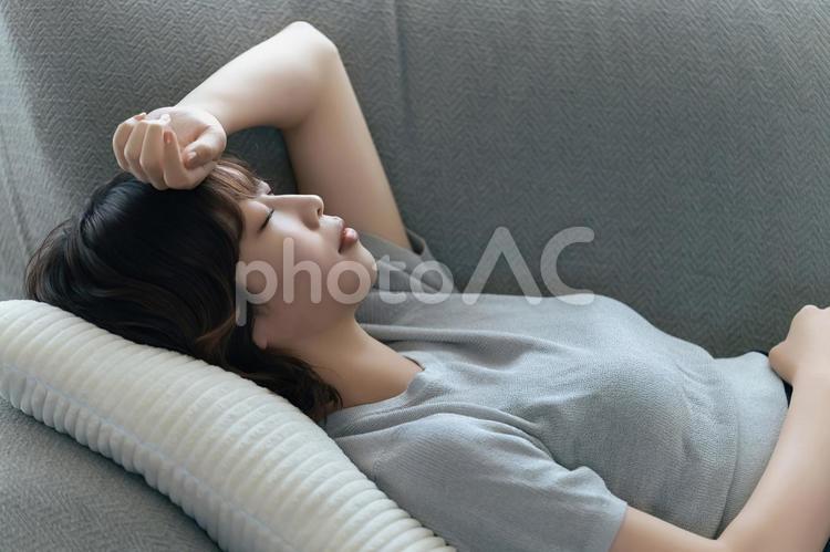 疲れてソファで休む女性 女性,ソファ,寝るの写真素材