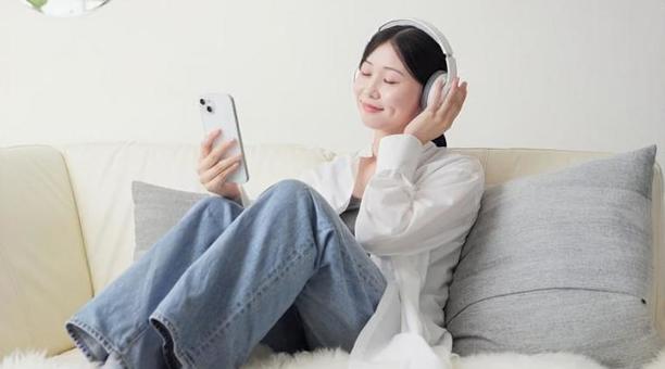 ワイヤレスヘッドフォンで音楽を聞く女性 ワイヤレスヘッドフォンで音楽を聞く女性 女性,ワイヤレス,聴くの写真素材