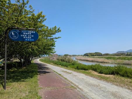バイコロジー自転車道と青空 バイコロジー自転車道と青空 滋賀県,野洲市,家棟川の写真素材