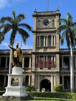 クリスマスのハワイでカメハメハ大王像 カメハメハ大王像,クリスマス,カメハメハ大王の写真素材