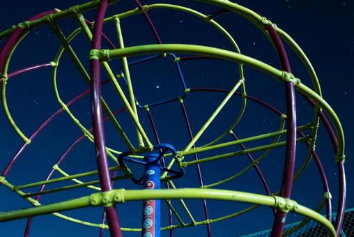 ジャングルジムと星空の写真