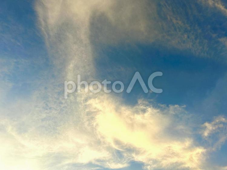 夏から秋へ向かう夕方のうっすらとした空 自然,風景,景色の写真素材