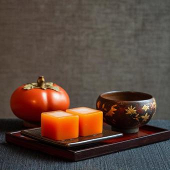 秋の和菓子と漆器のお盆 秋の和菓子と漆器のお盆の写真