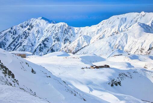 冠雪の北アルプスの立山の室堂 冠雪,冬山,雪山の写真素材