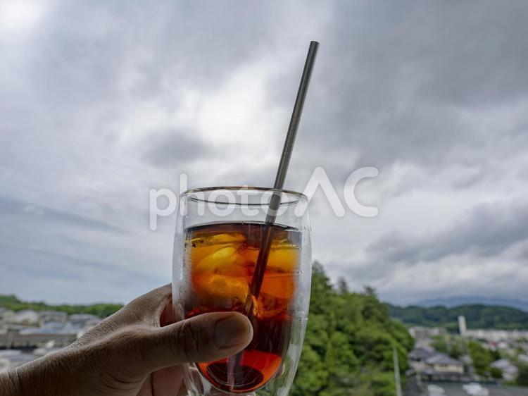 冷たいアイスティーを飲む アイスティー,おいしい,冷たいの写真素材