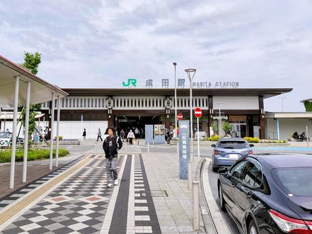 JR成田駅東口バスターミナルと駅舎 JR成田駅東口バスターミナルと駅舎 成田駅,駅舎,バスターミナルの写真素材