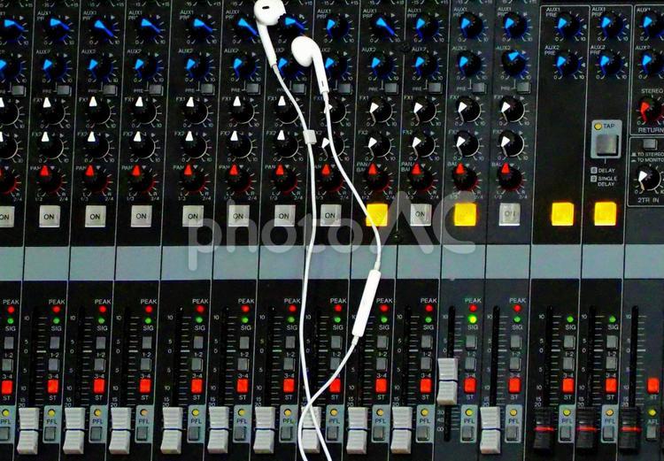 ミキサーつまみを回すフリー音源無料画像 dj,ミキサー,音楽の写真素材