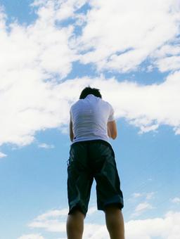 空に向かって願う少年 願掛け,少年,夢に向かっての写真素材