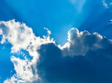 青空に浮かぶ雲から差し込む太陽光 青空に浮かぶ雲から差し込む太陽光 青空,雲,光の写真素材