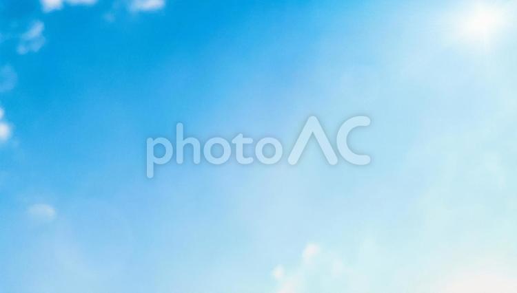 美しい青空と、白い雲と太陽の光の背景 空,太陽,光の写真素材