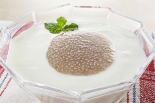 チアシードをヨーグルトにかけて食べる チアシードをヨーグルトにかけて食べるの写真