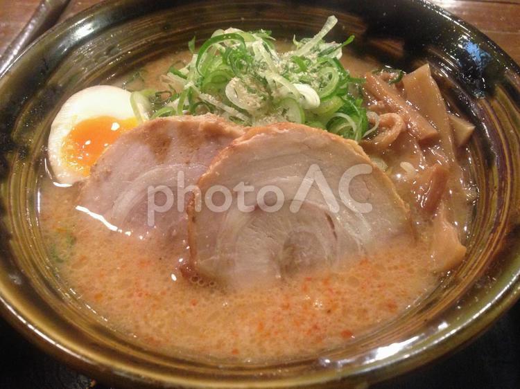 こってりとんこつ醤油ラーメン おいしい,お肉,スープの写真素材