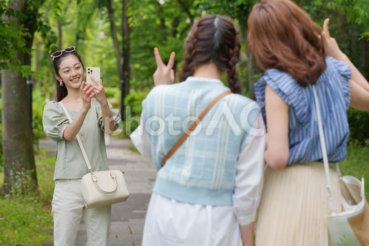 スマートフォンで友達の写真を撮る女性 女子旅,女性,日本人の写真素材