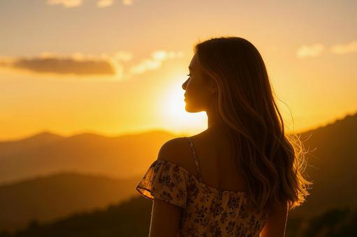 夕日と横顔の女性（夏）の写真