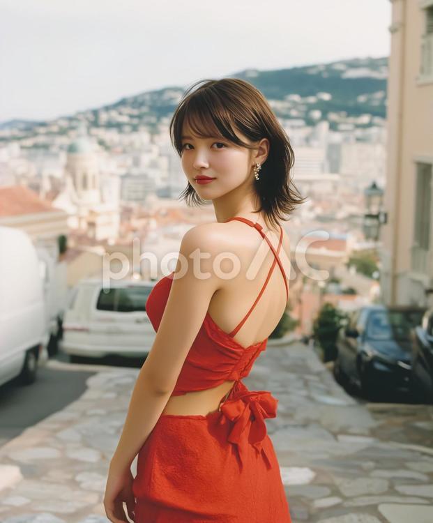 ドレスを着た女性がヨーロッパの街を散歩中 ドレス,女性,欧州の写真素材