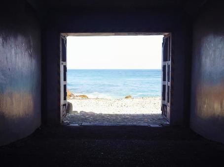 海へと続くトンネル 海へと続くトンネルの写真