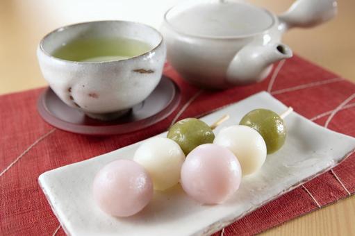 三色だんごと日本茶 三色だんごと日本茶 三色だんご,日本茶,串団子の写真素材