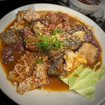 老舗焼肉屋のホルモン盛合わせ 老舗焼肉屋のホルモン盛合わせの写真