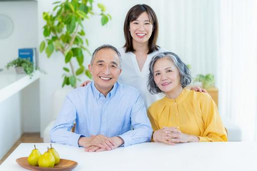 リビングでくつろぐ親子 リビングでくつろぐ親子 シニア,若い女性,親子の写真素材