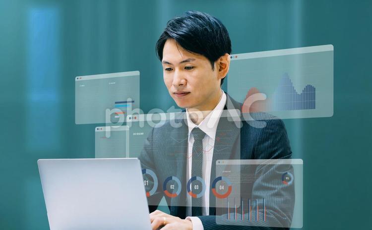 ノートパソコンを使う男性と画面のイメージ 男性,ビジネス,ビジネスマンの写真素材