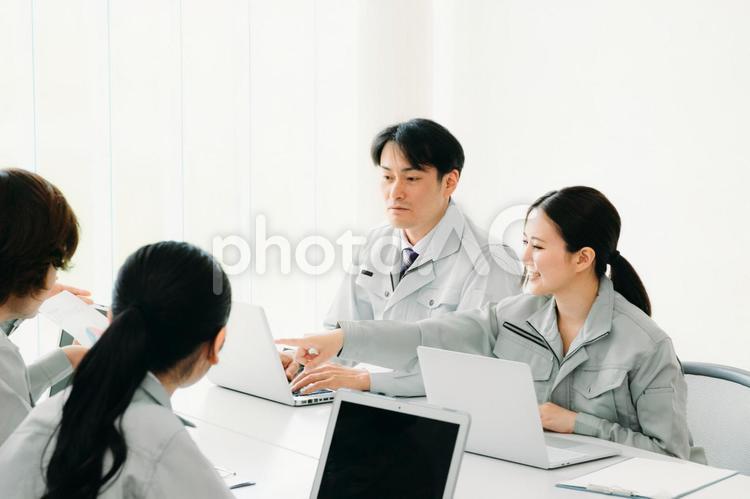 会議をする作業着をきた会社員 作業服,ビジネス,会議の写真素材