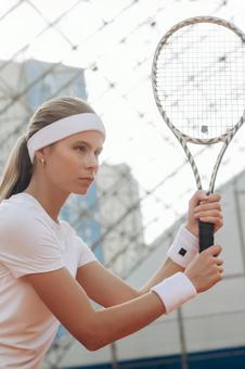テニスラケットを両手で構えるプレイヤー 女性,外国人,テニスの写真素材