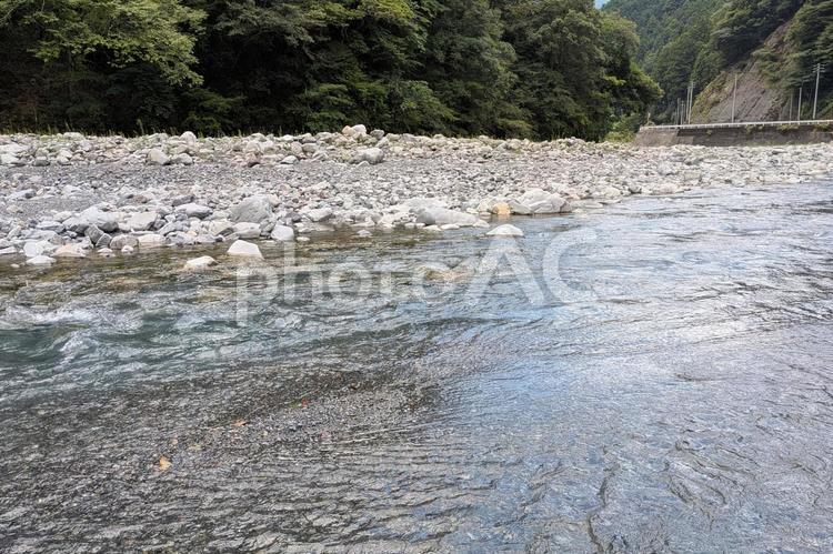 澄んだ水が流れる川【静岡県安倍川】_01 川,自然,風景の写真素材