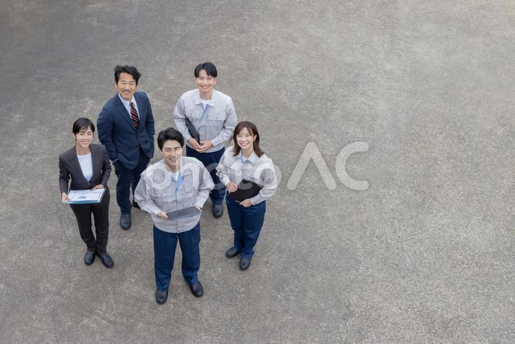 屋外に並ぶ会社従業員の集合写真 団結,ビジネス,俯瞰の写真素材