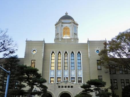 夕方の静岡市役所本館を見上げる 静岡市役所,静岡市,あおい塔の写真素材