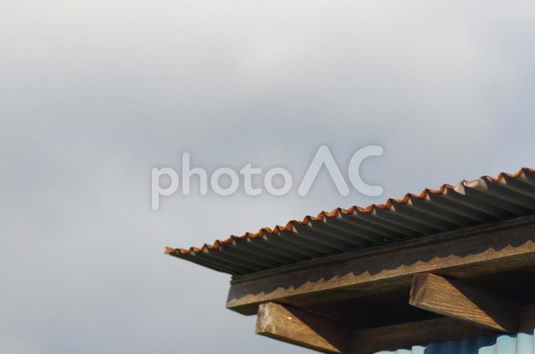 古びた小屋のトタン屋根 トタン屋根,波板,トタンの写真素材