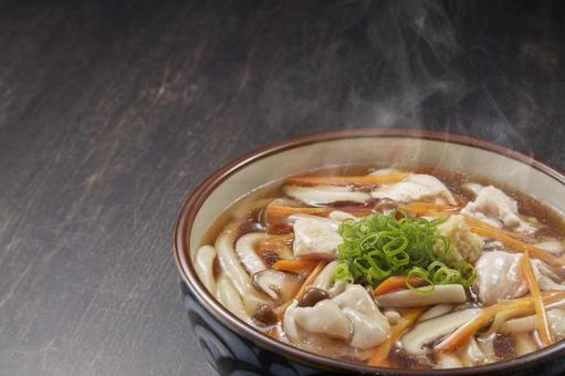 具がたっぷり入ったアツアツあんかけうどん 具がたっぷり入ったアツアツあんかけうどん あんかけうどん,うどん,湯気の写真素材
