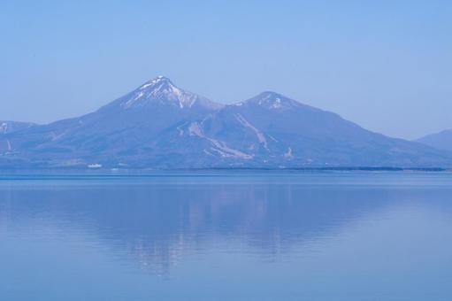 春の磐梯山と猪苗代湖 春の磐梯山と猪苗代湖の写真
