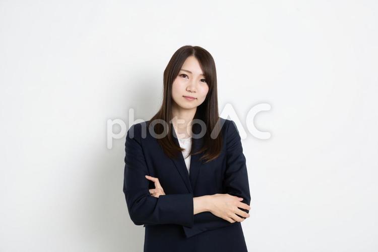 腕組みをして怒っているビジネスウーマン ビジネス,女性,スーツの写真素材